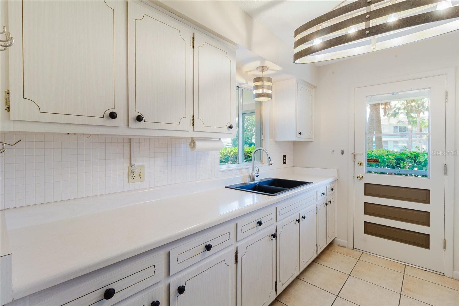 Image 17 of 38 For 2348 Shelley Street 4