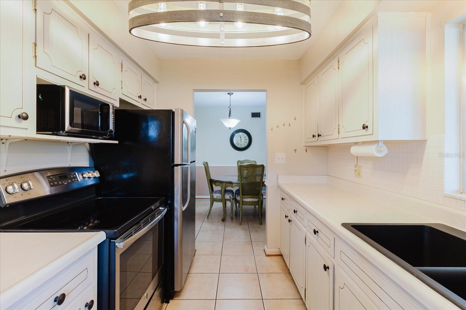 Image 20 of 38 For 2348 Shelley Street 4