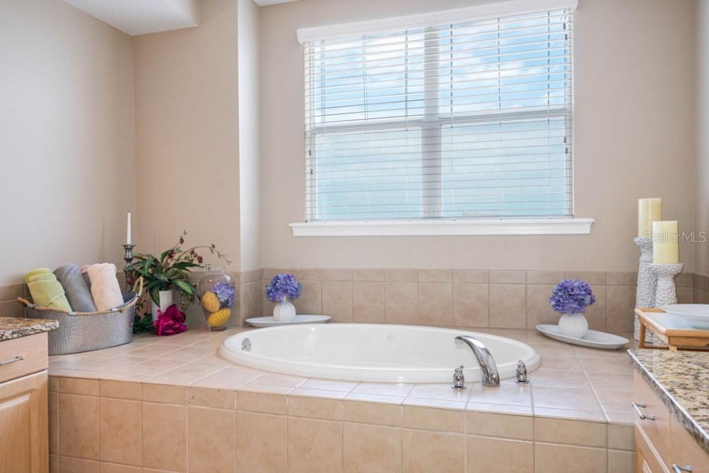 Image 44 of 73 For 19734 Gulf Boulevard 402