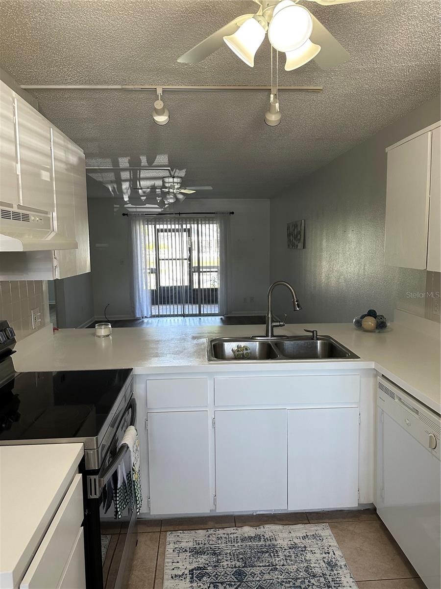 Listing photo id 10 for 11201 122nd Avenue N 127