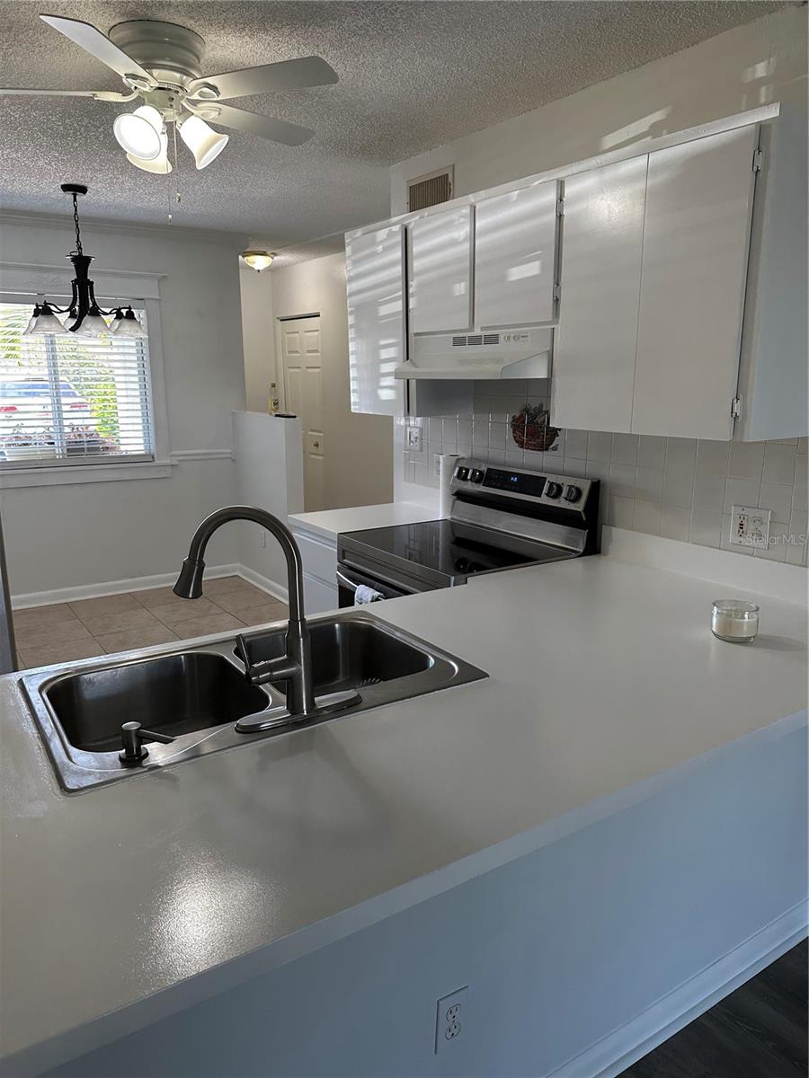 Listing photo id 11 for 11201 122nd Avenue N 127