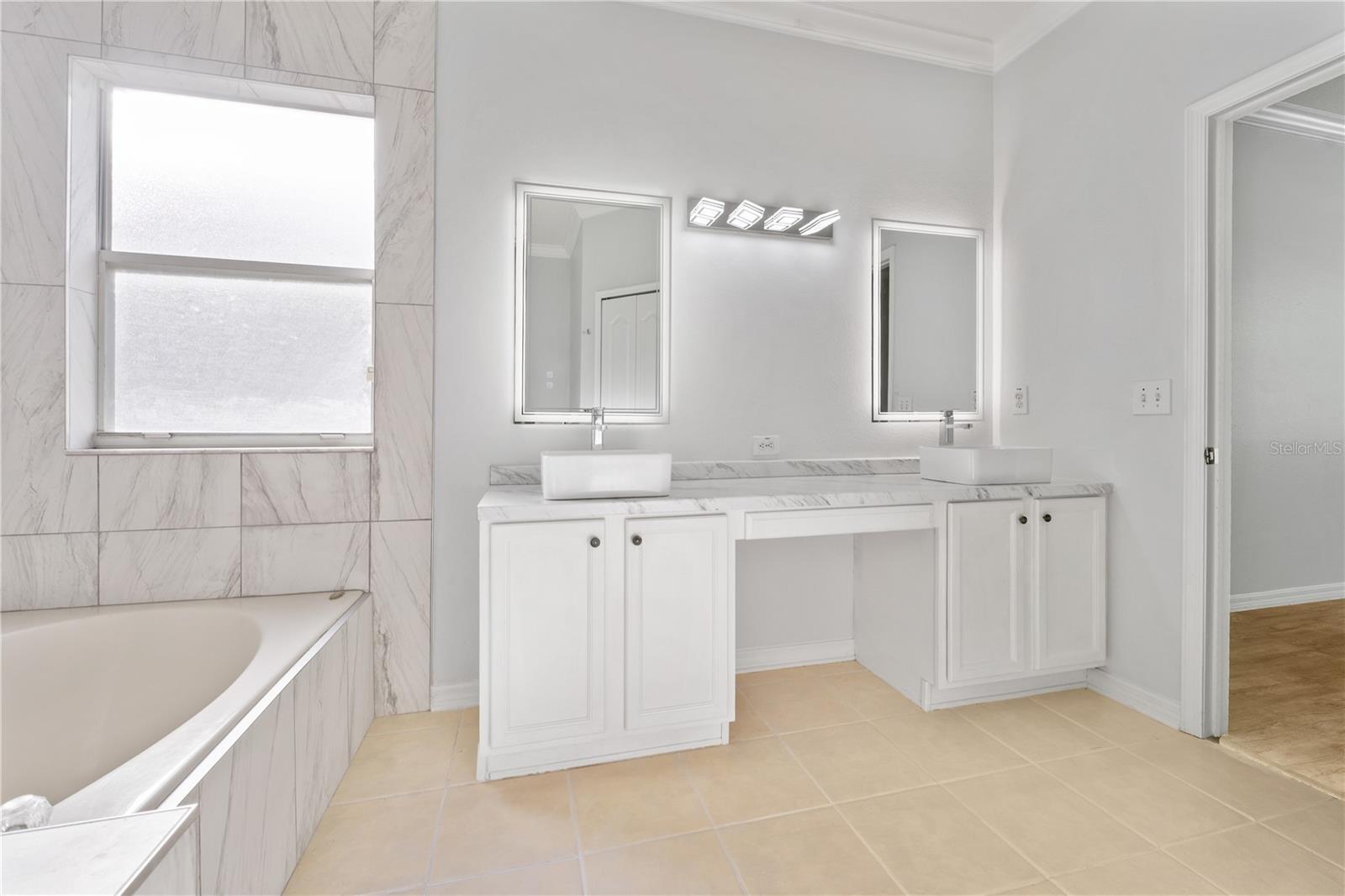 Listing photo id 11 for 12740 Westwood Lakes Boulevard