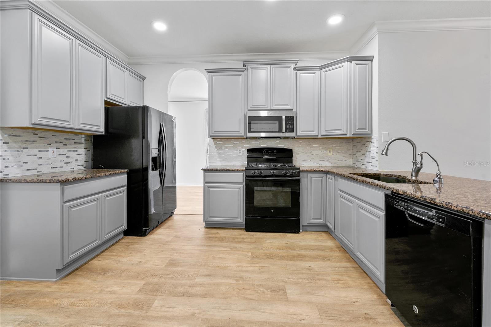 Listing photo id 1 for 12740 Westwood Lakes Boulevard