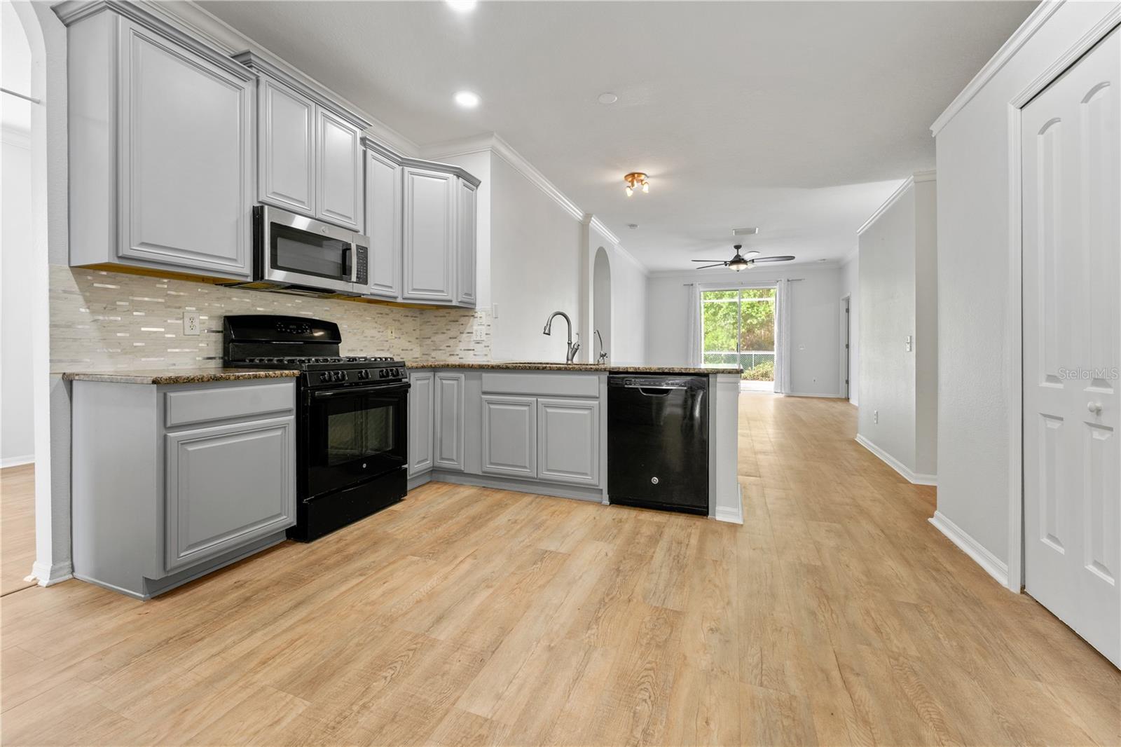 Listing photo id 2 for 12740 Westwood Lakes Boulevard