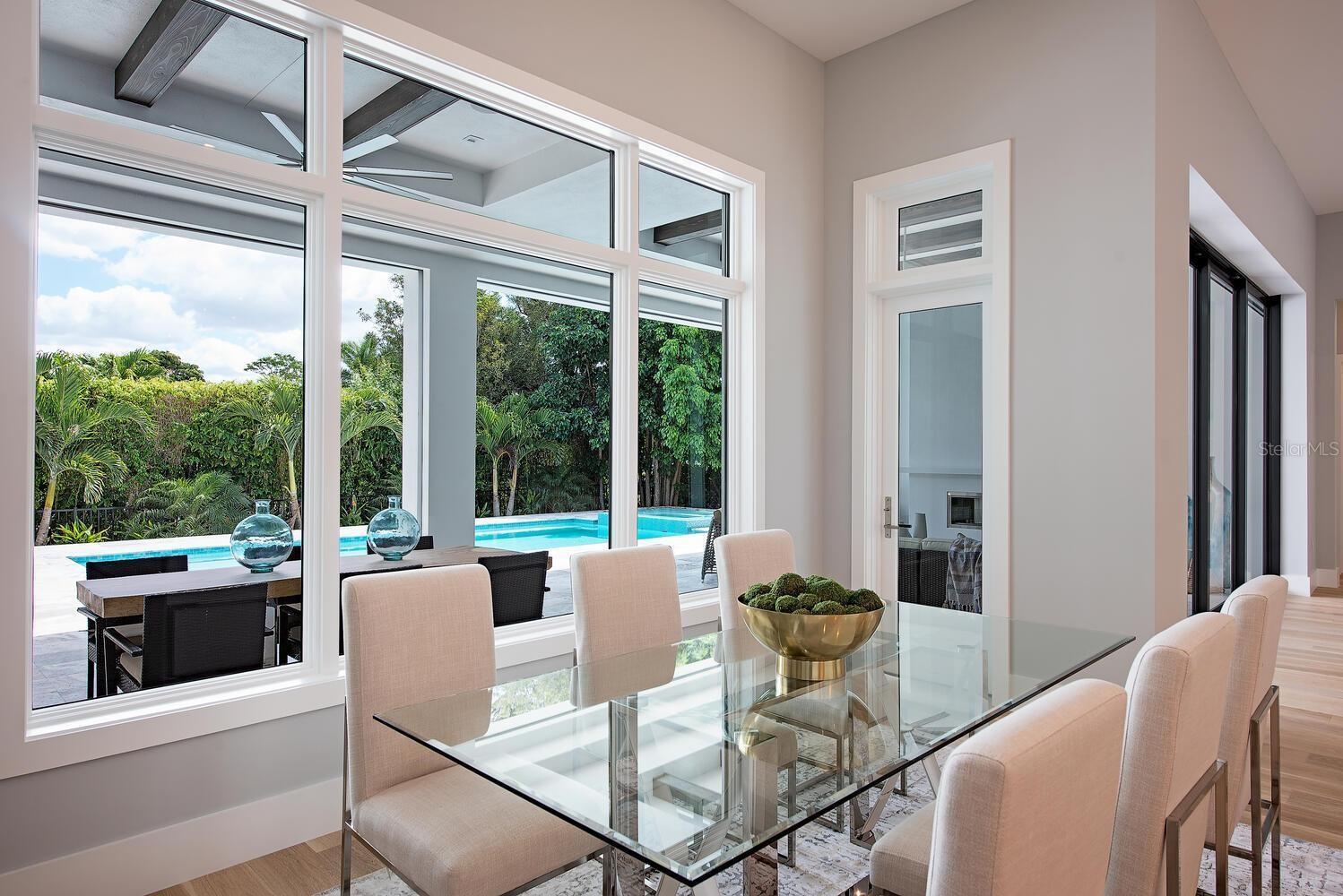 Listing photo id 4 for 3307 Van Buren Drive