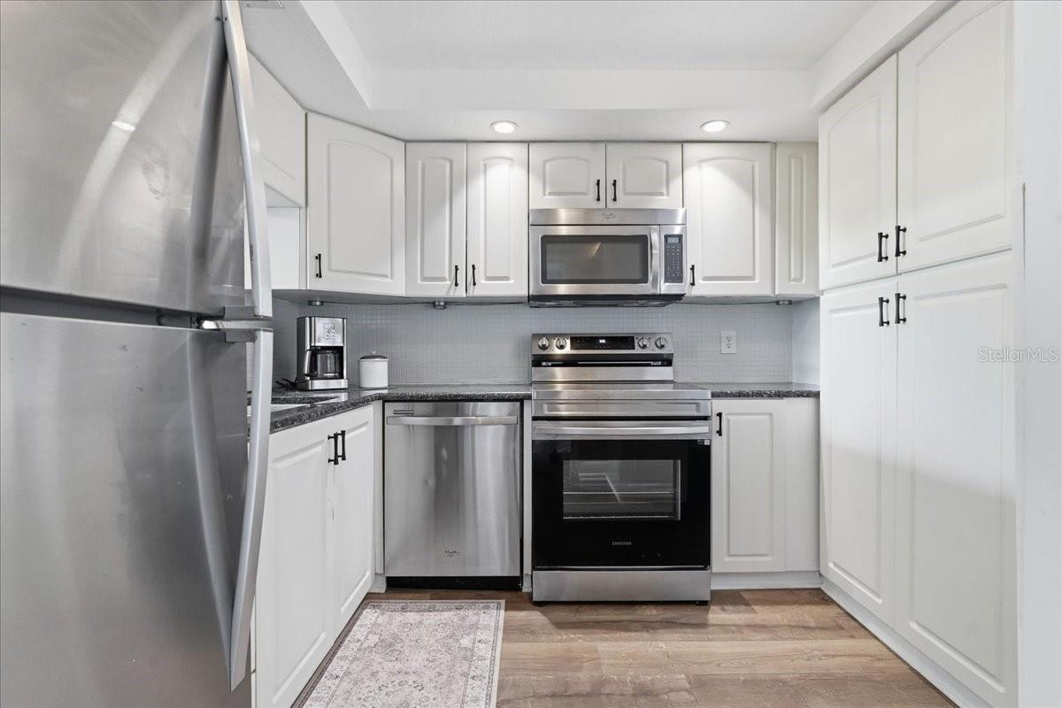 Listing photo id 11 for 2616 Cove Cay Drive 105