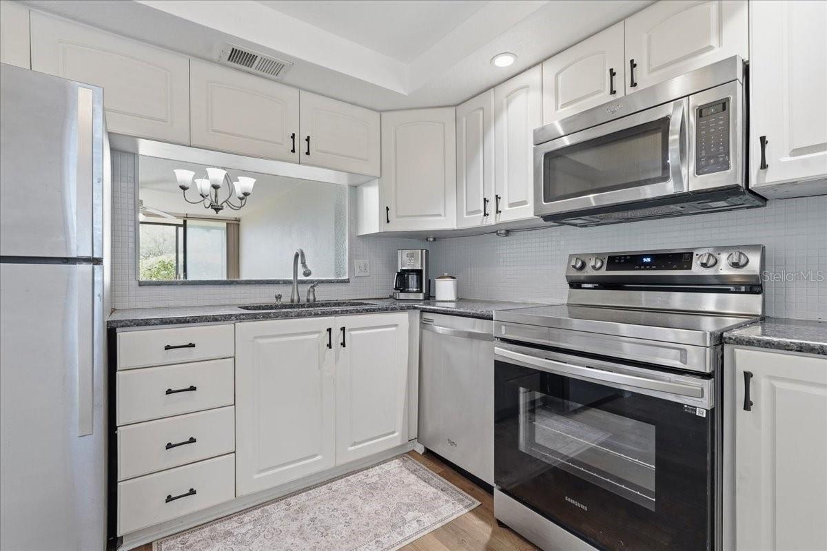 Listing photo id 12 for 2616 Cove Cay Drive 105