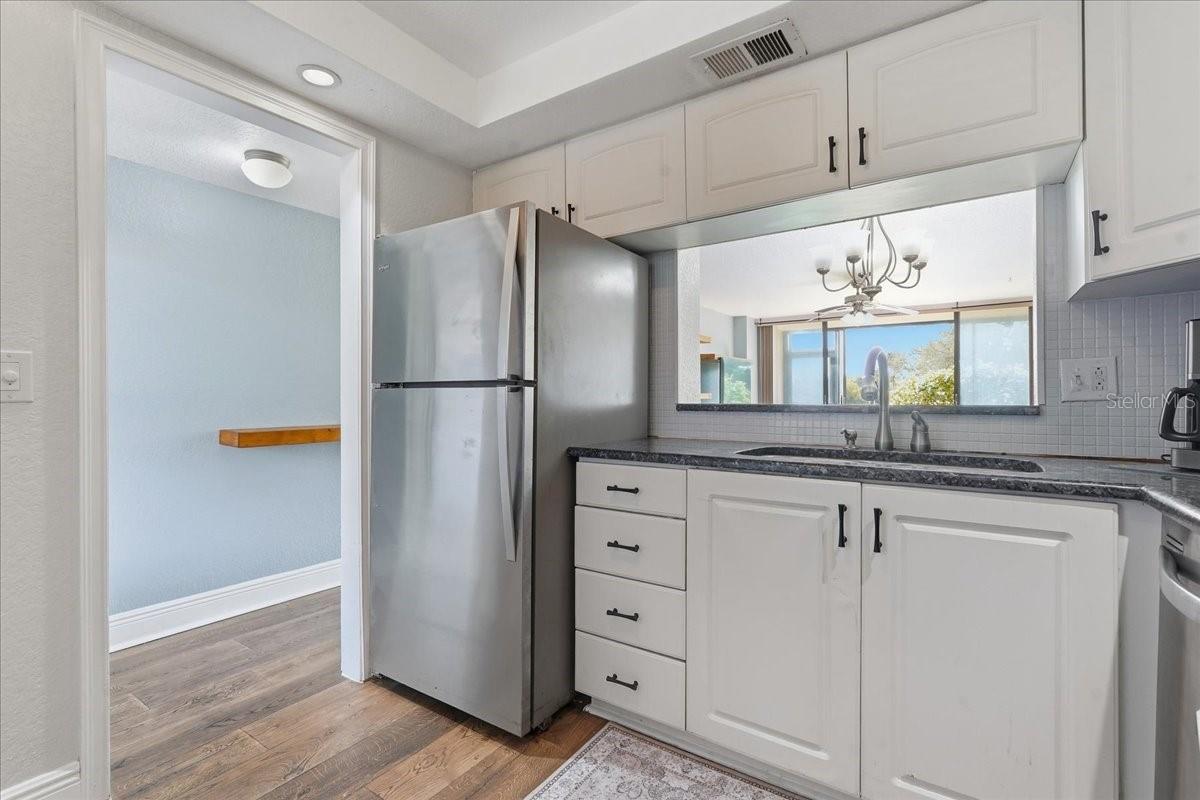 Listing photo id 14 for 2616 Cove Cay Drive 105