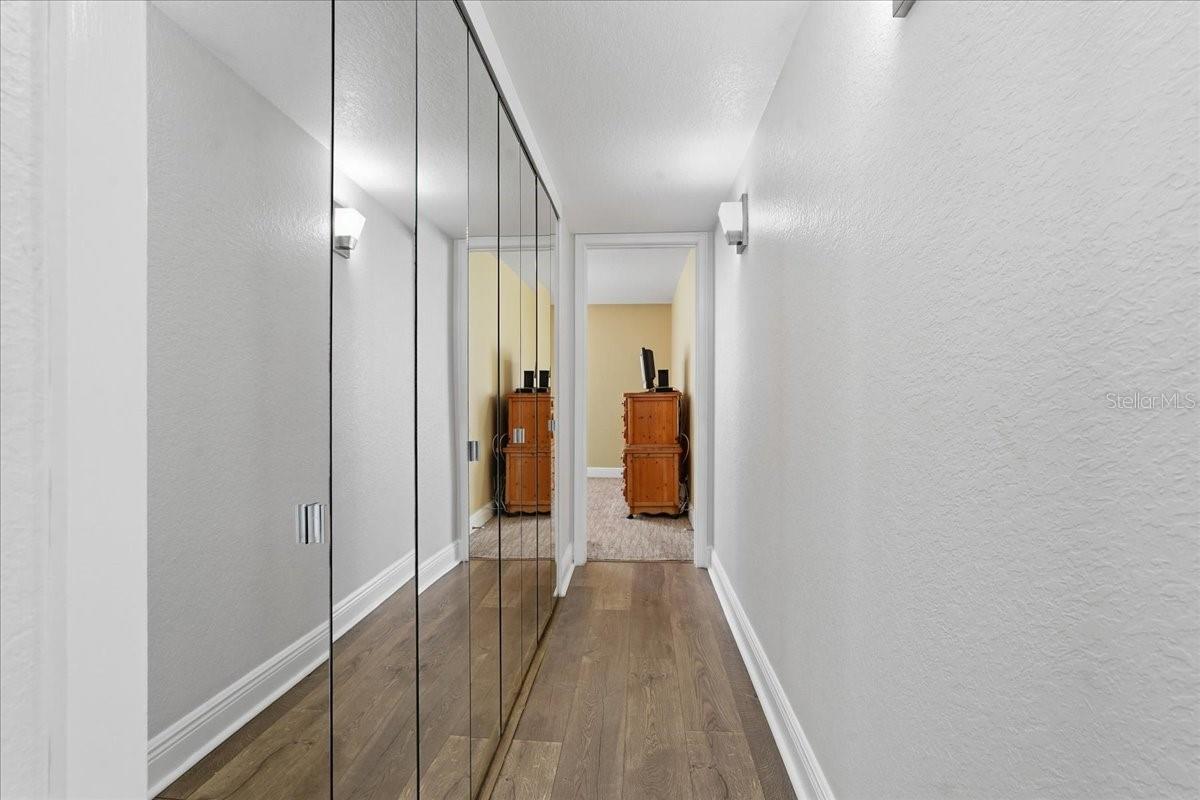 Listing photo id 17 for 2616 Cove Cay Drive 105