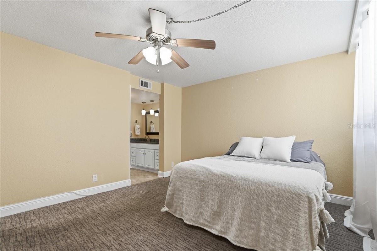 Listing photo id 18 for 2616 Cove Cay Drive 105