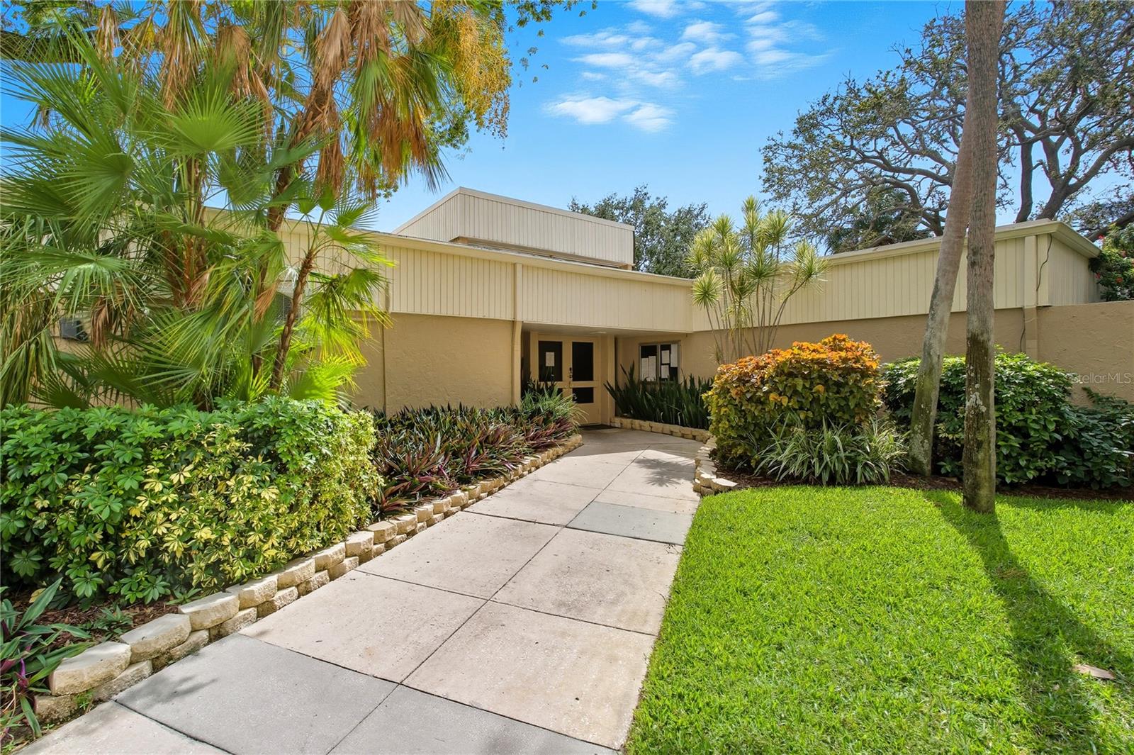 Listing photo id 31 for 2616 Cove Cay Drive 105