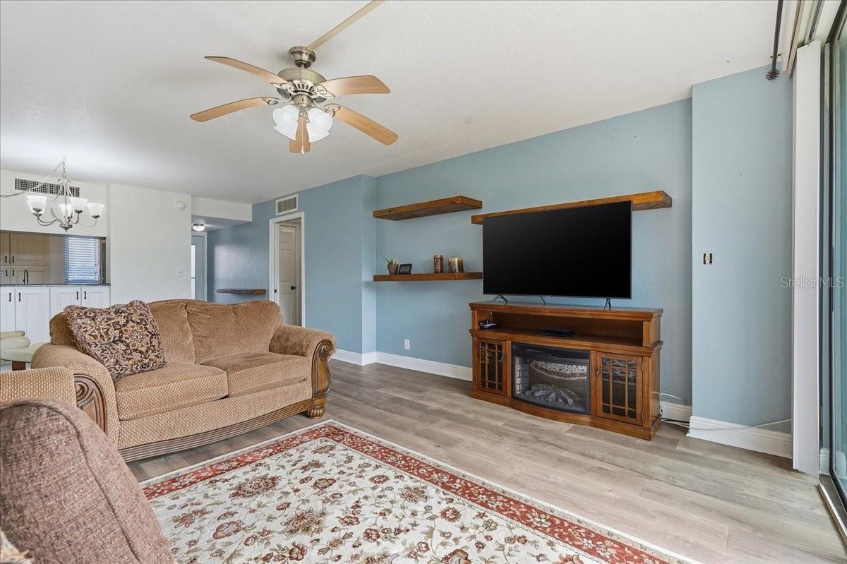 Listing photo id 3 for 2616 Cove Cay Drive 105