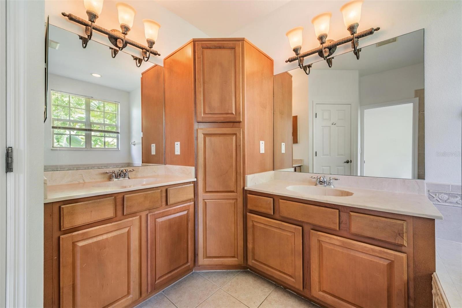 Image 28 of 52 For 14553 Mirabelle Vista Circle