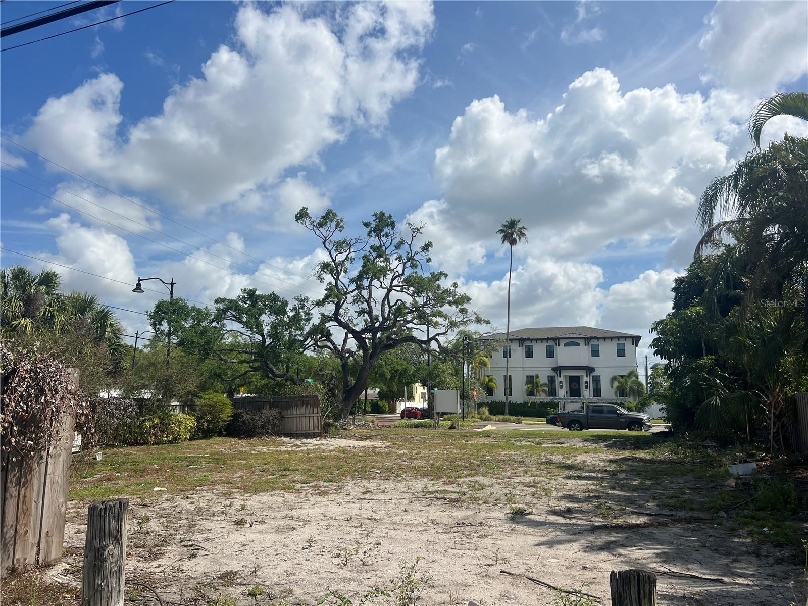 Listing photo id 8 for 404 Davis Boulevard