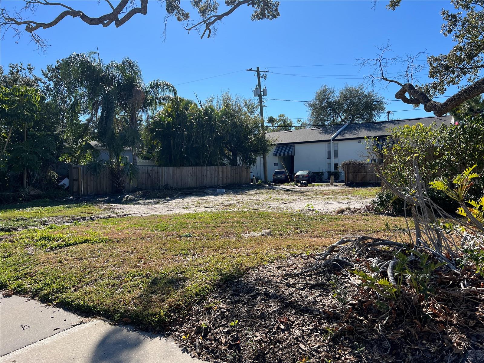 Listing photo id 2 for 404 Davis Boulevard