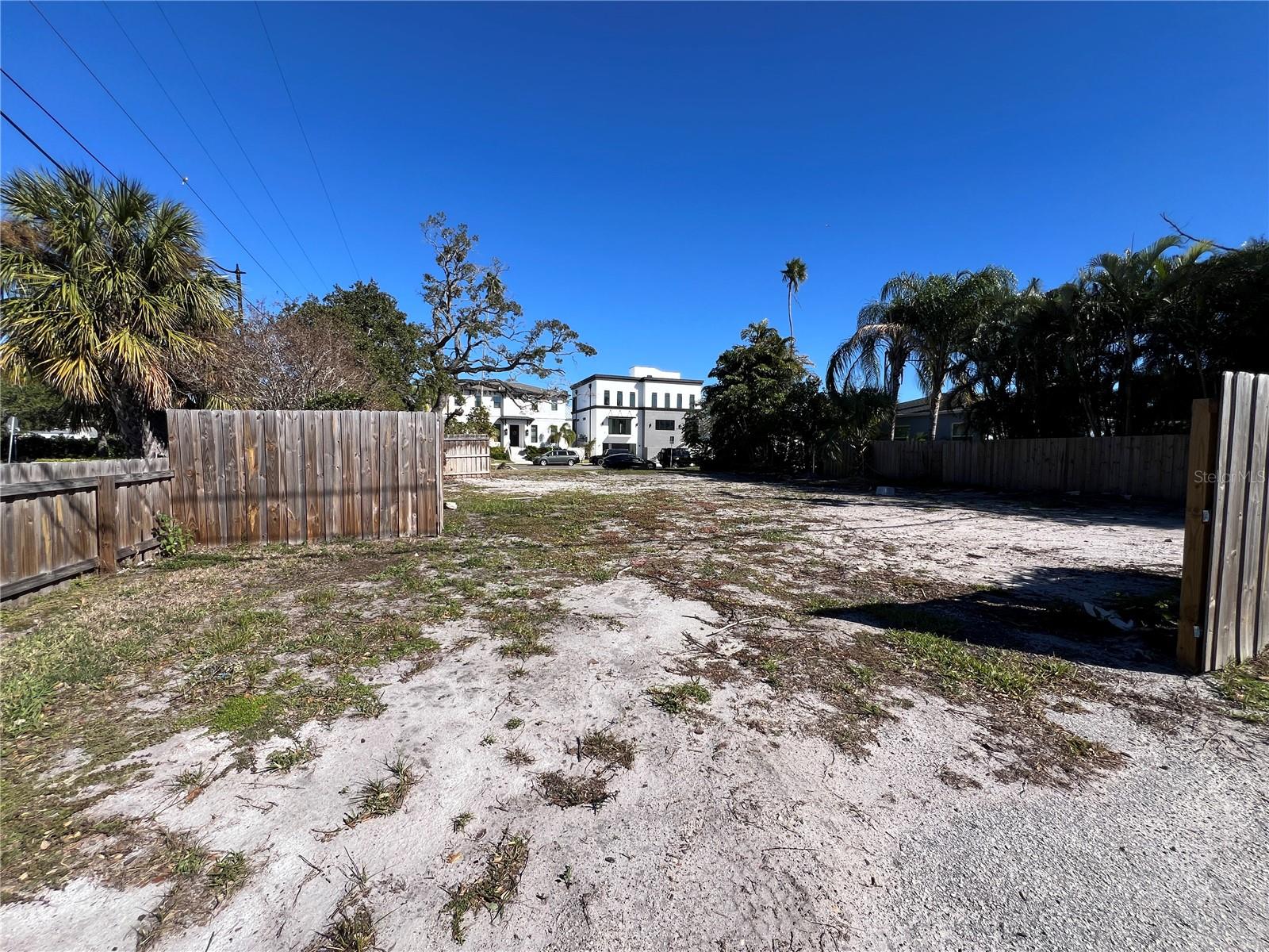 Listing photo id 5 for 404 Davis Boulevard