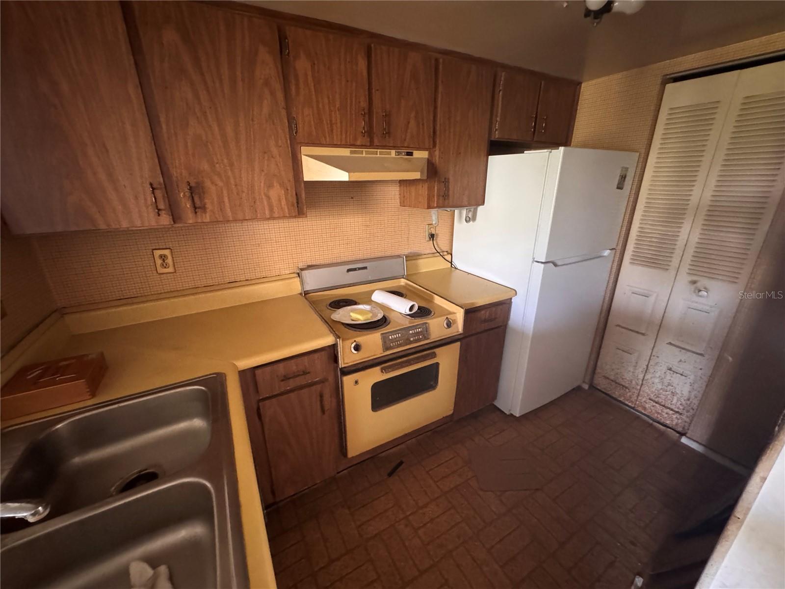 Listing photo id 1 for 3840 Lake Drive 127