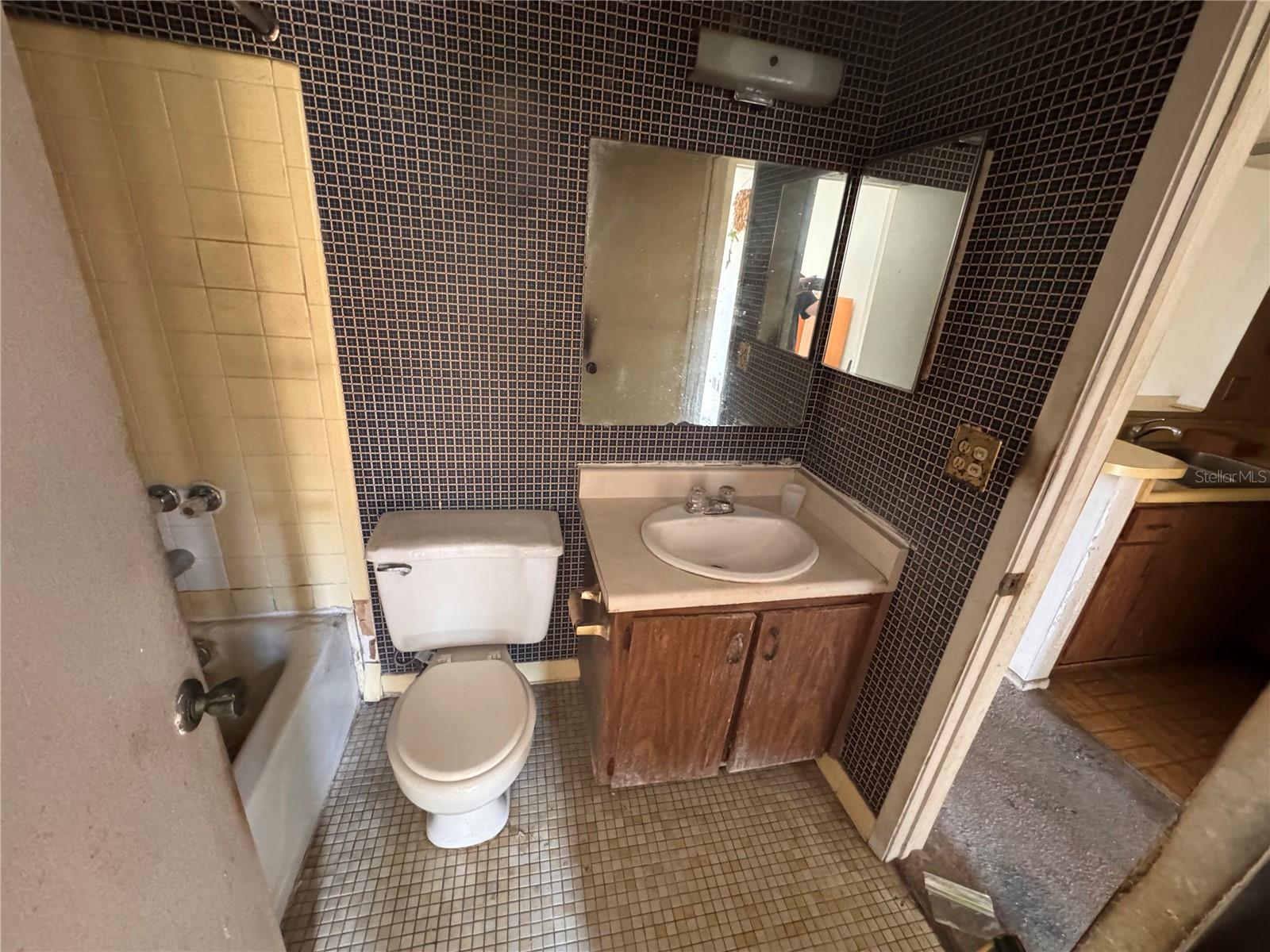 Listing photo id 3 for 3840 Lake Drive 127