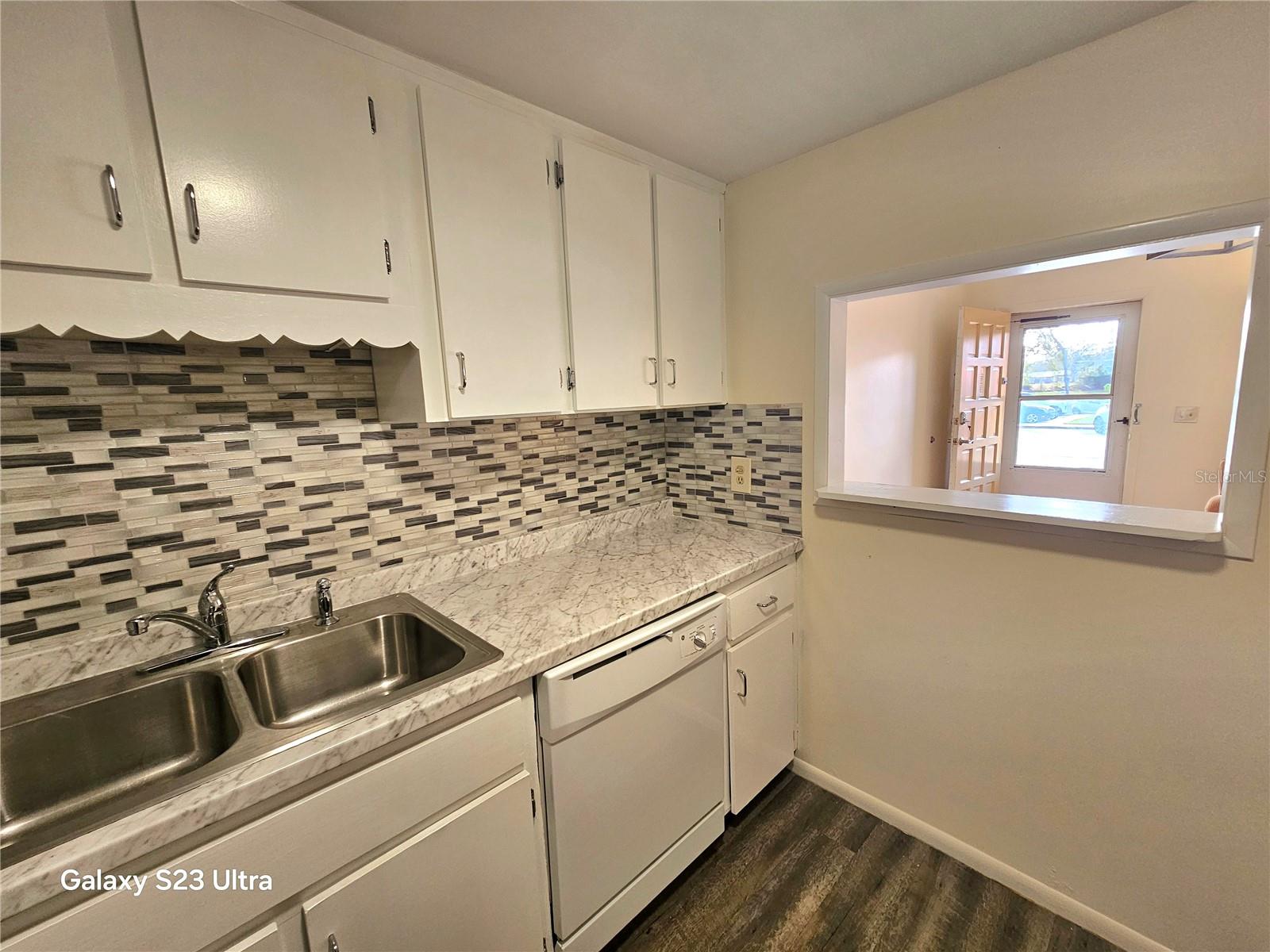 Image 10 of 27 For 2466 Ecuadorian Way 6