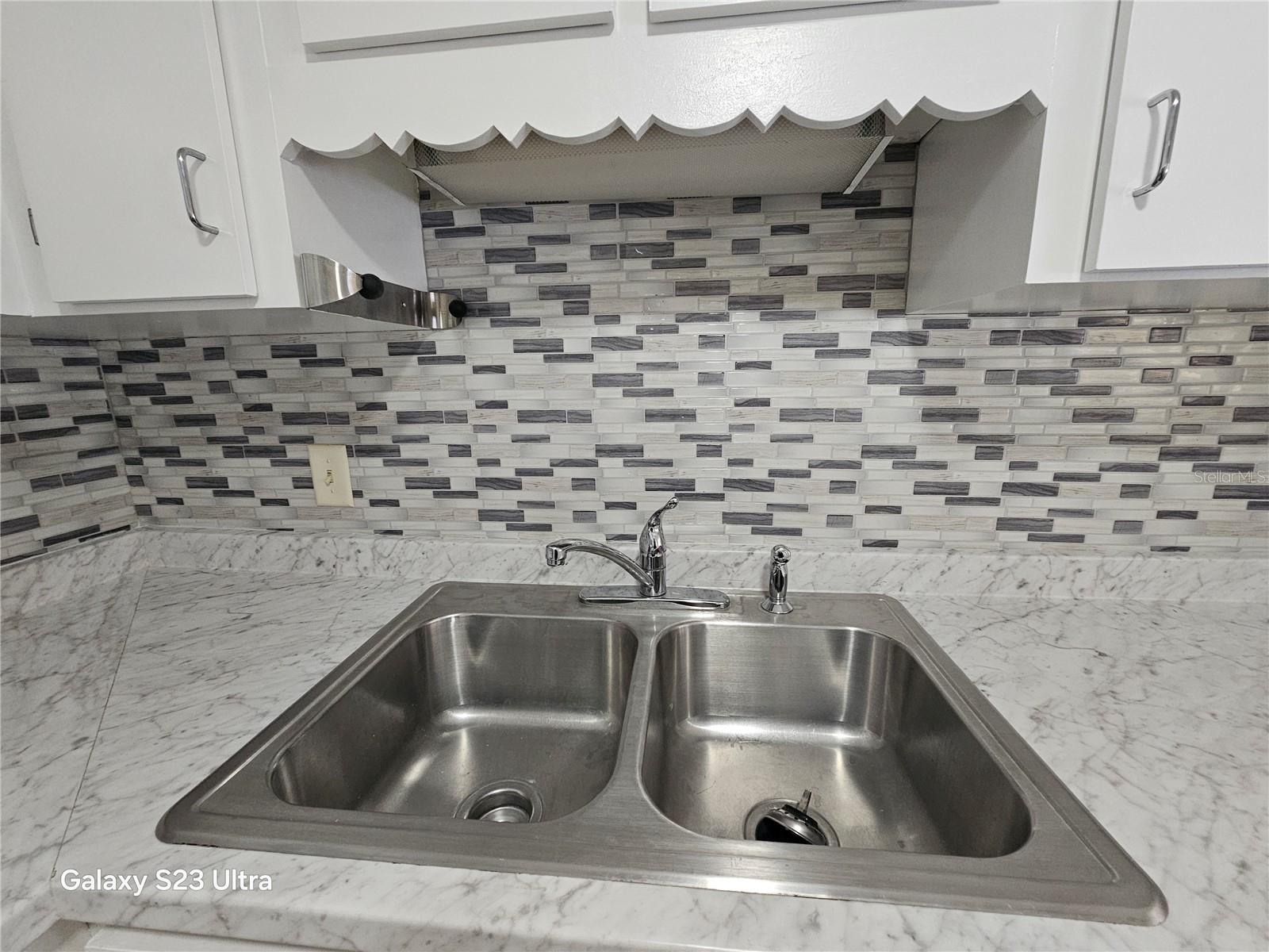 Image 9 of 27 For 2466 Ecuadorian Way 6