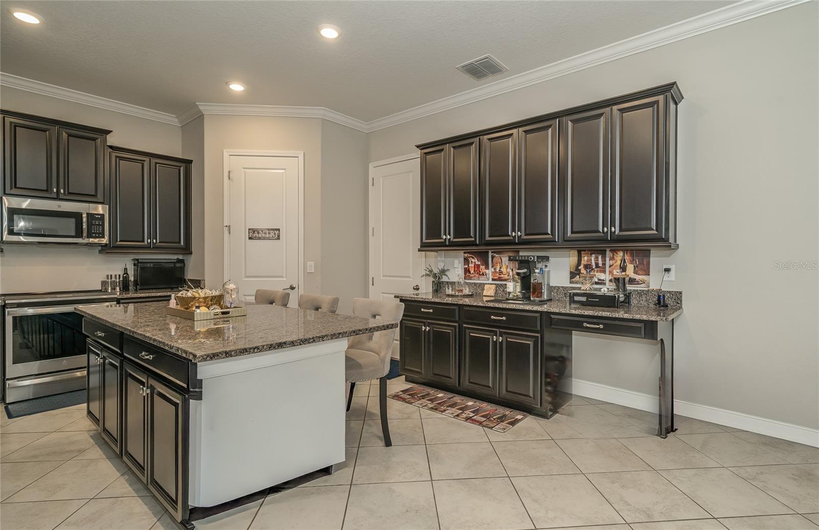 Listing photo id 5 for 8099 Lago Mist Way