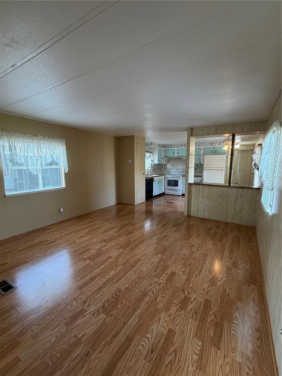 Image 4 of 19 For 5562 Lansing Drive