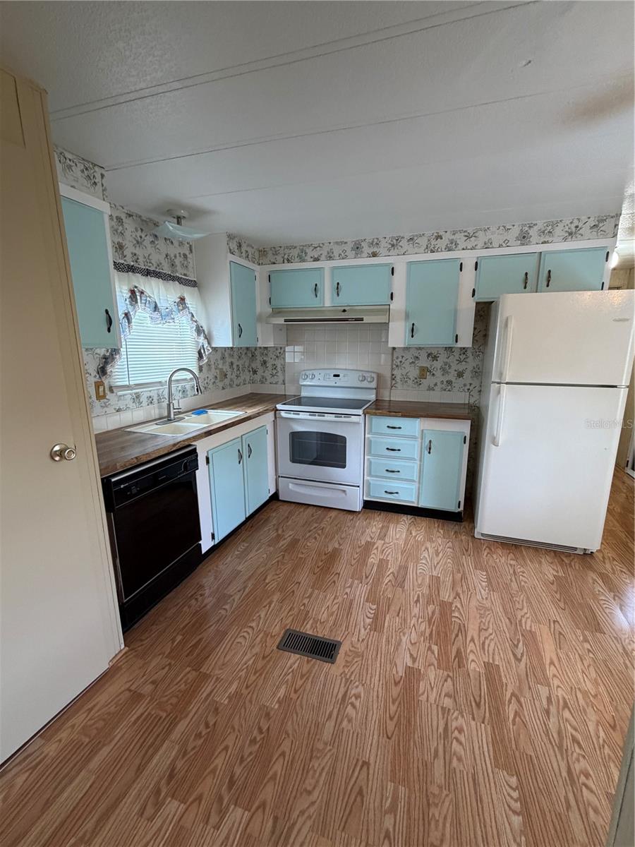 Image 5 of 19 For 5562 Lansing Drive