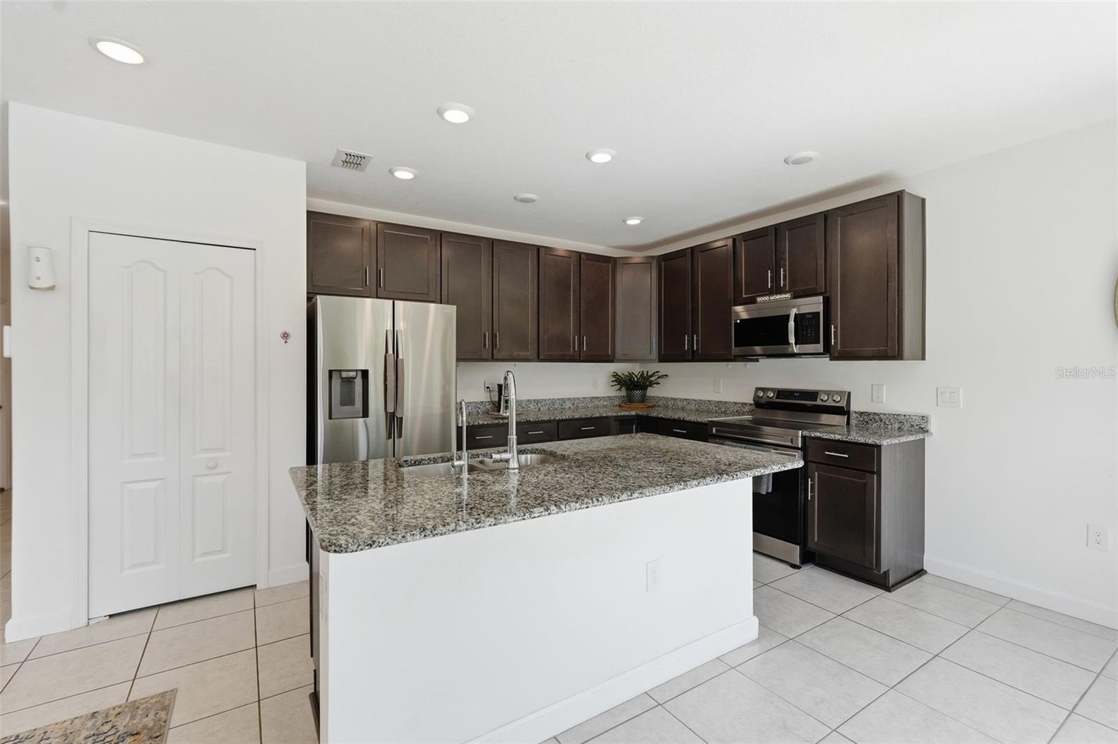 Listing photo id 8 for 2314 Lema Drive