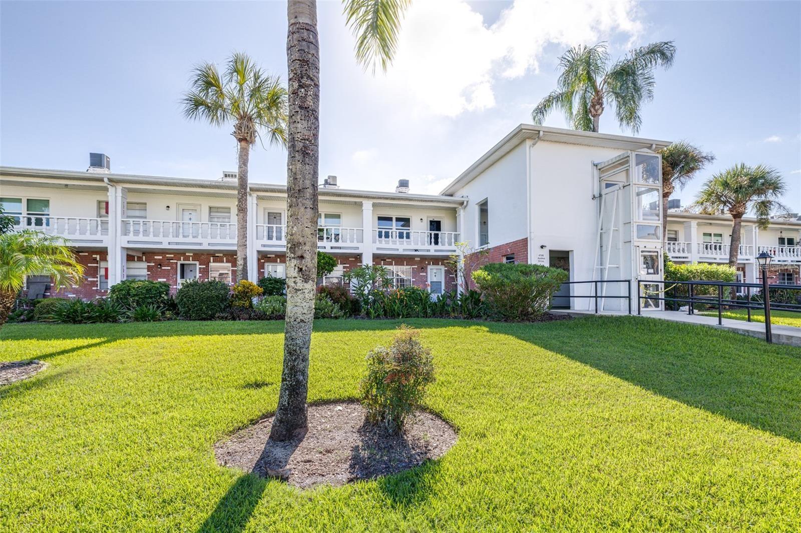 Listing photo id 3 for 4746 Azalea Drive 107c