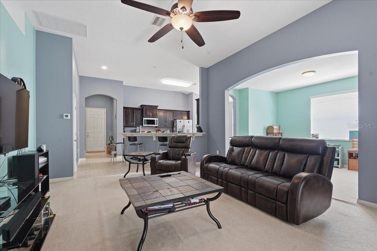 Listing photo id 9 for 3839 Grecko Drive