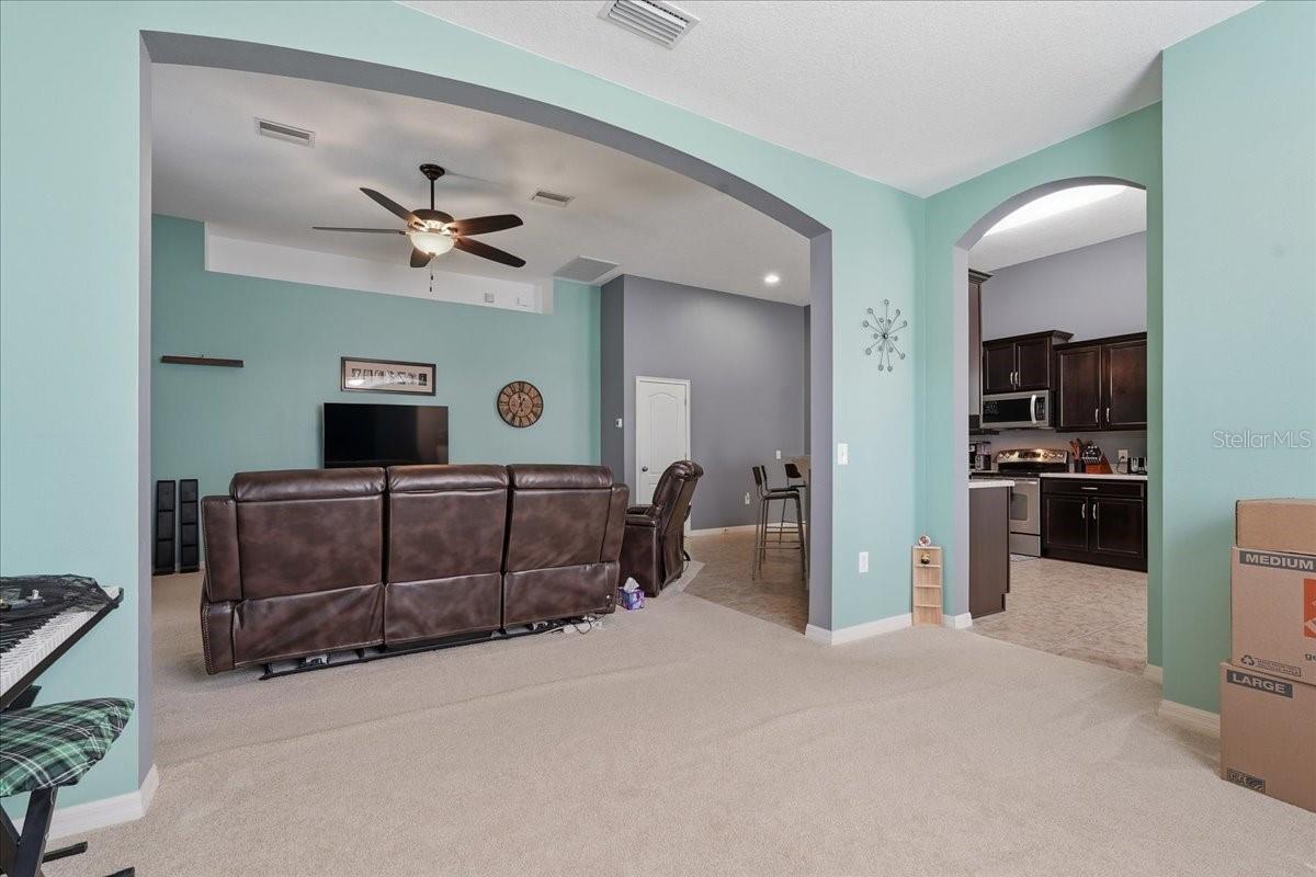 Listing photo id 11 for 3839 Grecko Drive