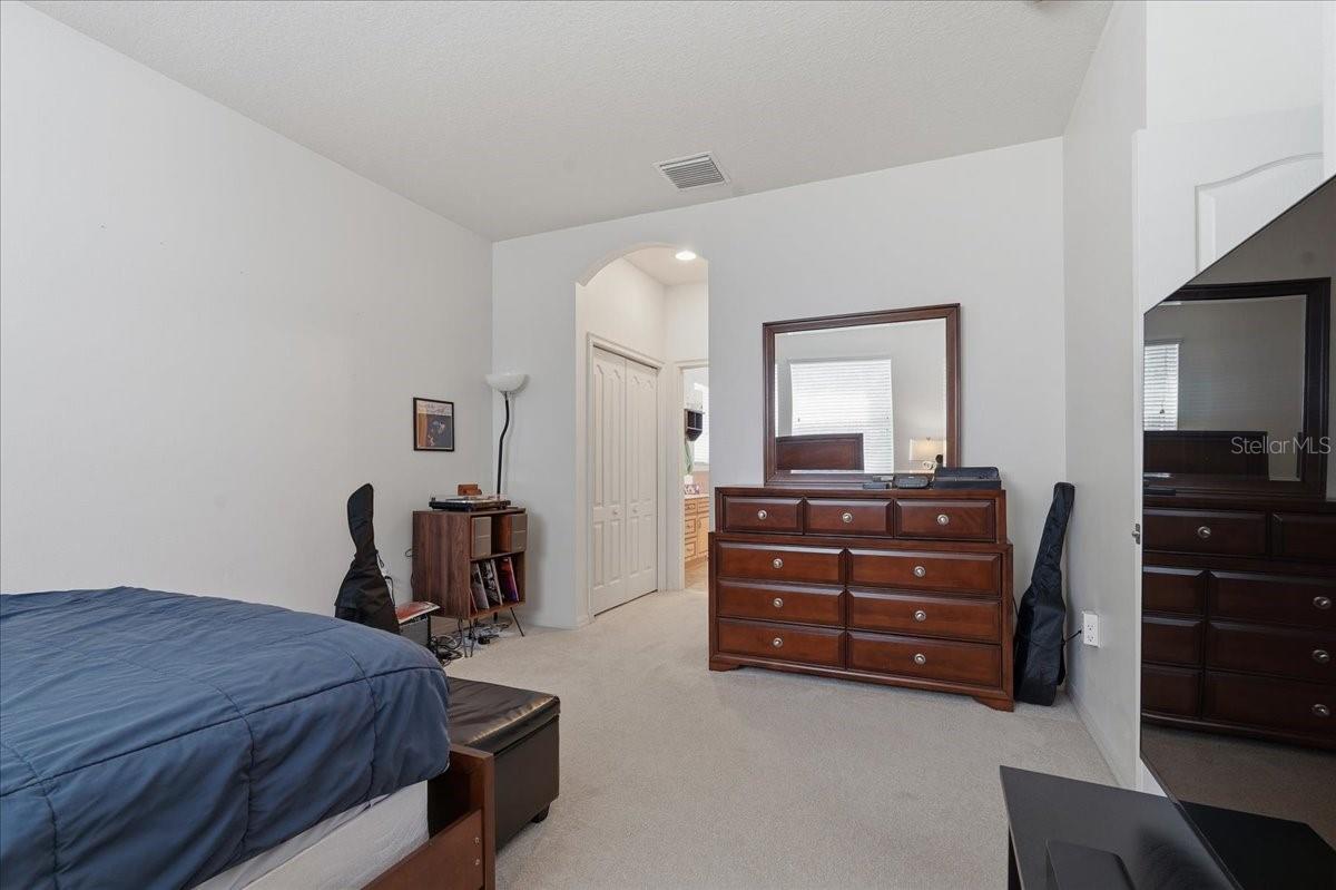 Listing photo id 13 for 3839 Grecko Drive