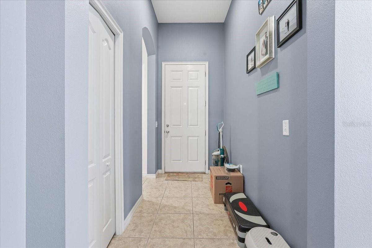 Listing photo id 0 for 3839 Grecko Drive