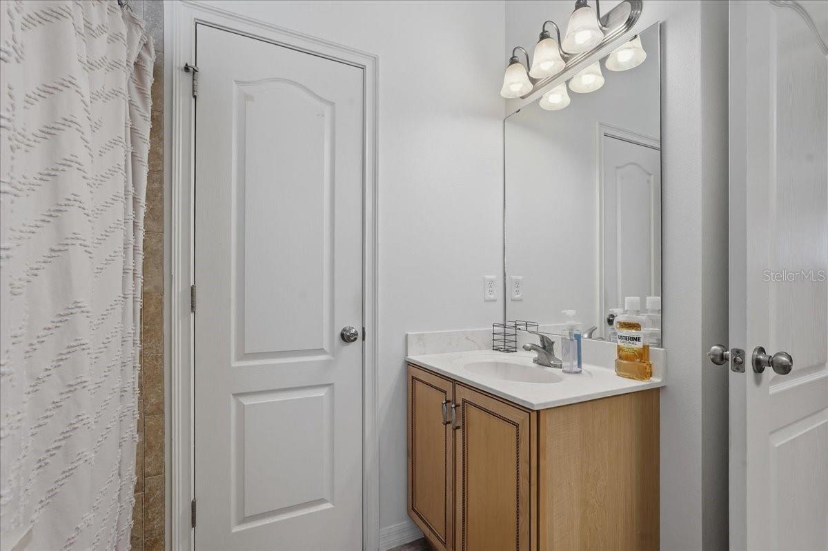 Listing photo id 18 for 3839 Grecko Drive