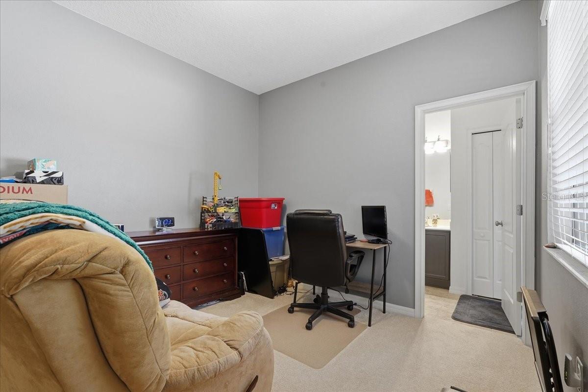 Listing photo id 19 for 3839 Grecko Drive