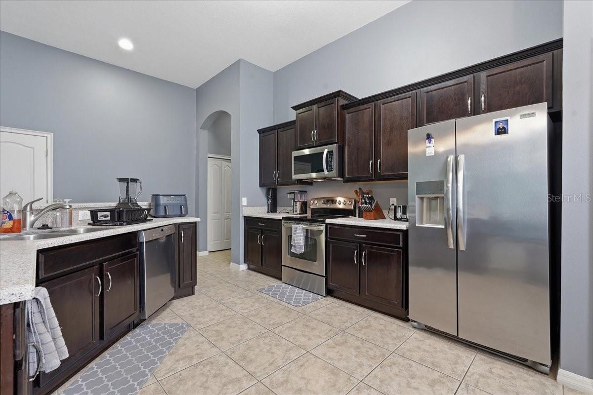 Listing photo id 3 for 3839 Grecko Drive