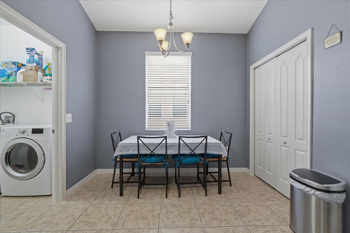 Listing photo id 4 for 3839 Grecko Drive