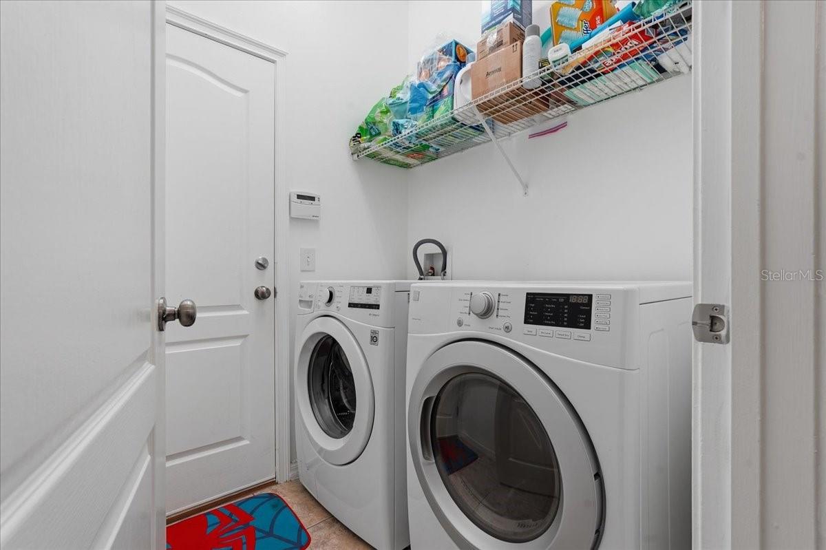 Listing photo id 5 for 3839 Grecko Drive