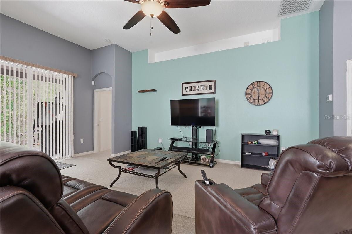 Listing photo id 6 for 3839 Grecko Drive