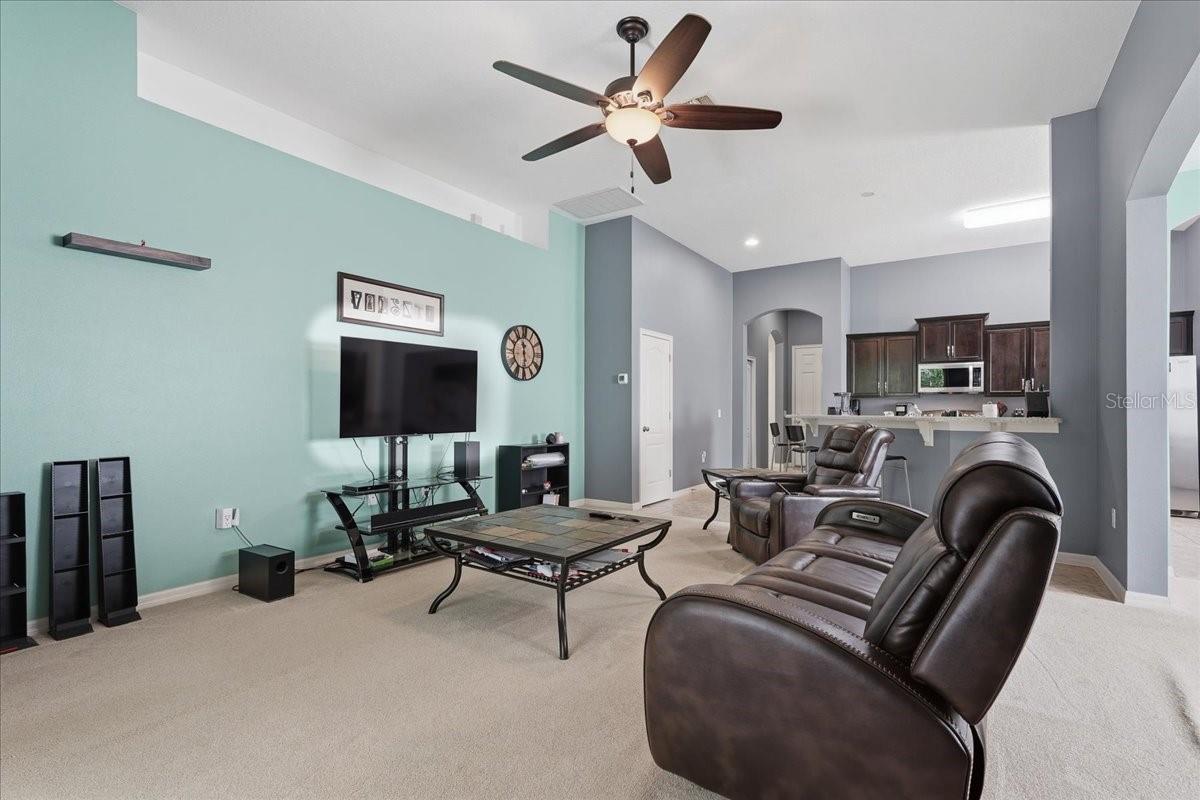 Listing photo id 7 for 3839 Grecko Drive