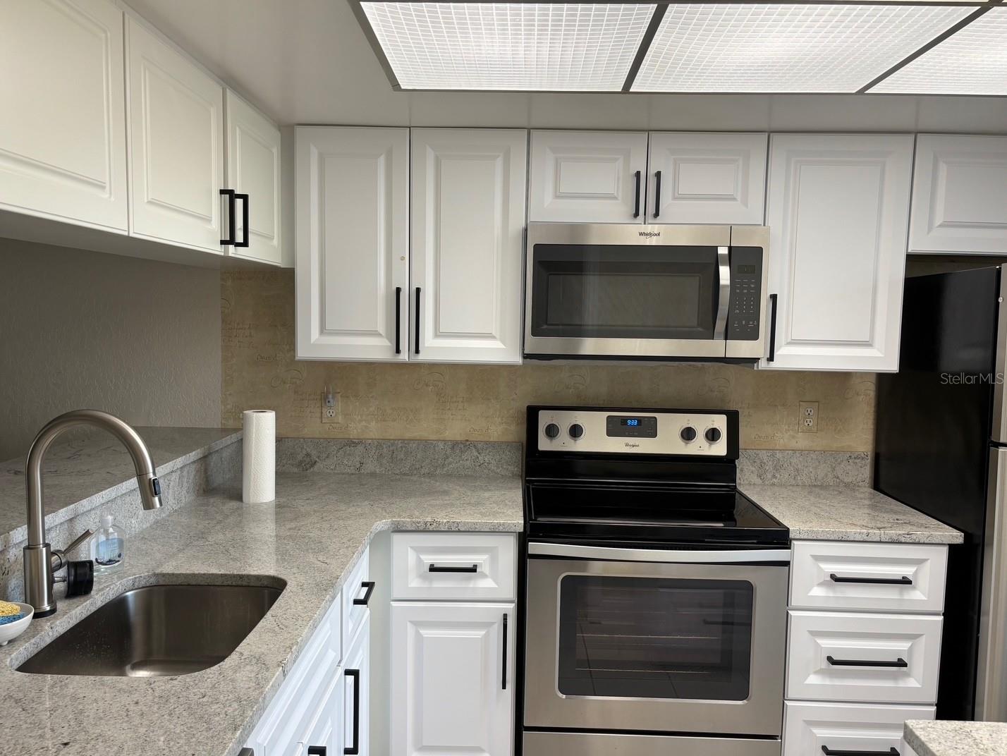 Image 12 of 43 For 121 Island Way 331