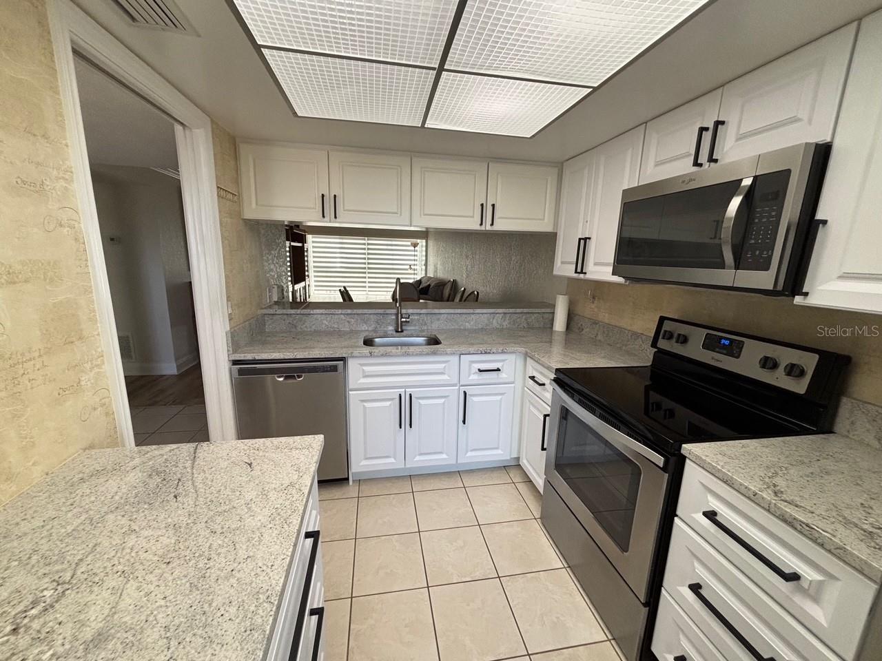 Image 14 of 43 For 121 Island Way 331