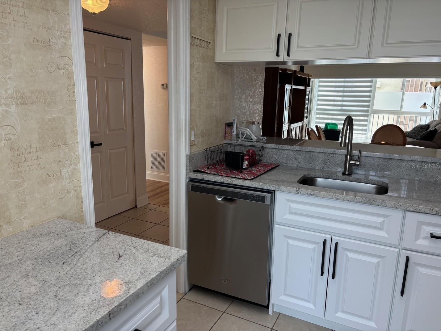 Image 16 of 43 For 121 Island Way 331