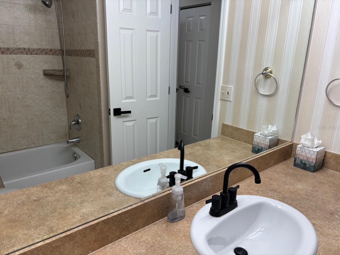 Image 26 of 43 For 121 Island Way 331