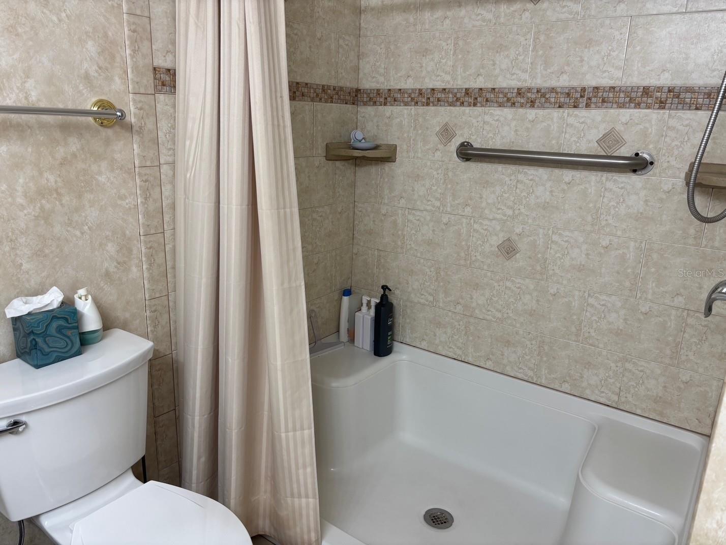 Image 29 of 43 For 121 Island Way 331