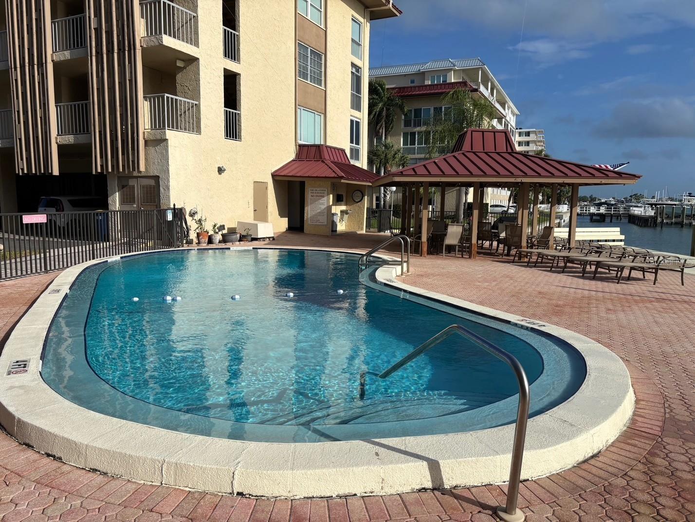 Image 30 of 43 For 121 Island Way 331