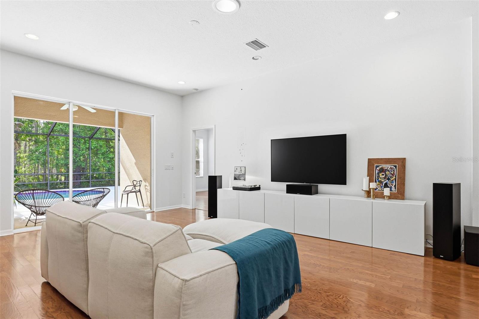 Listing photo id 24 for 8123 Camella Lane