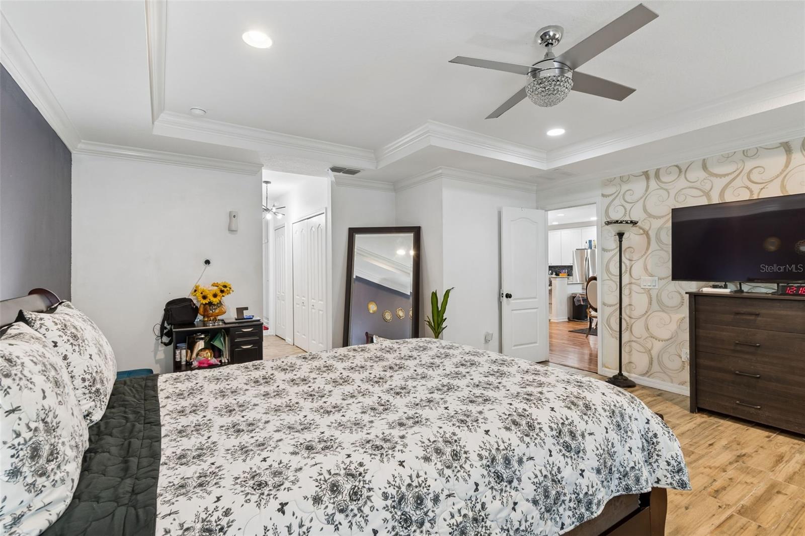 Image 17 of 35 For 13046 Linden Drive