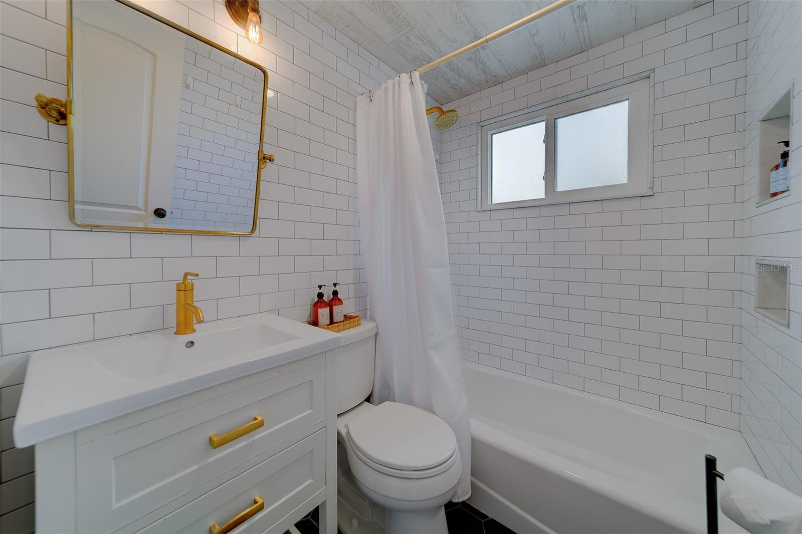 Image 24 of 58 For 14984 Newport Road