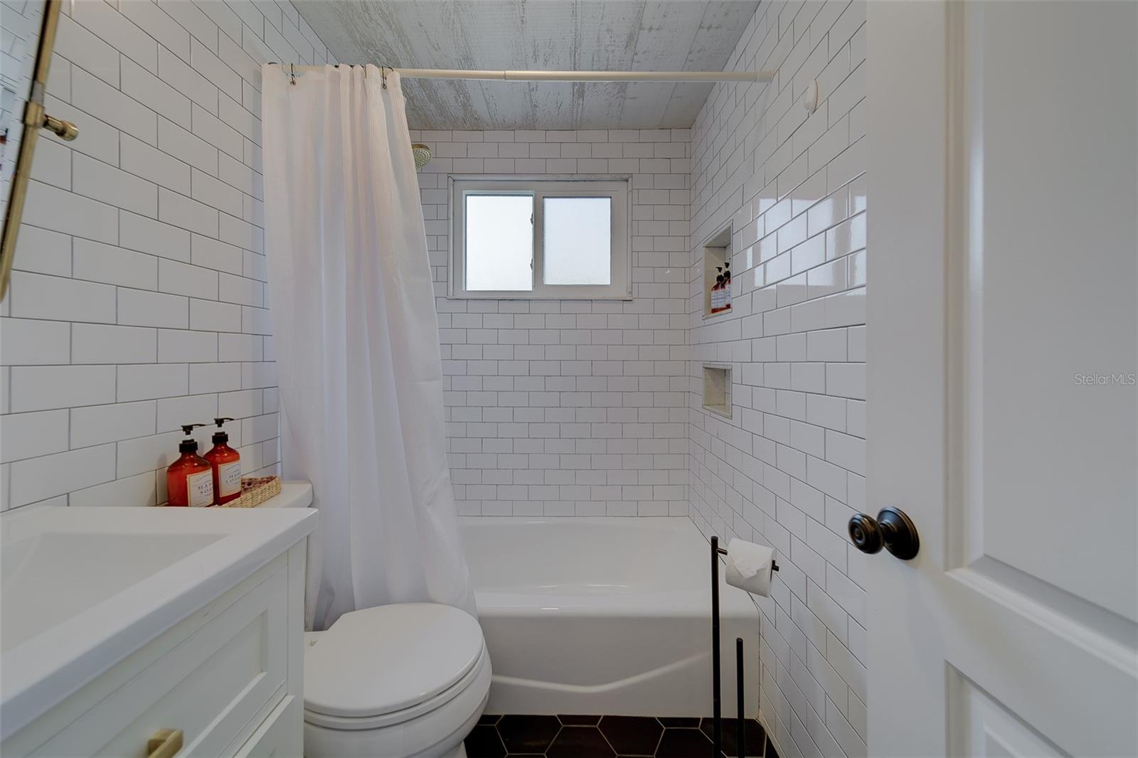 Image 26 of 58 For 14984 Newport Road